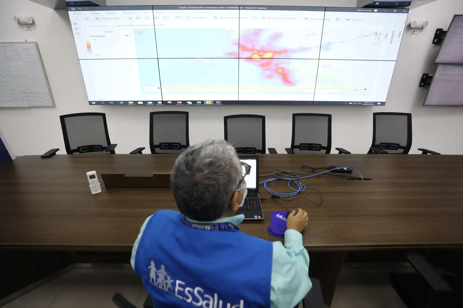 La presidenta ejecutiva de EsSalud, Fiorela Molinelli presenta el  “Mapa del Calor” que permite identificar el avance del Covid-19 en las zonas con alto nivel de contagio en el País.
Foto: EsSalud