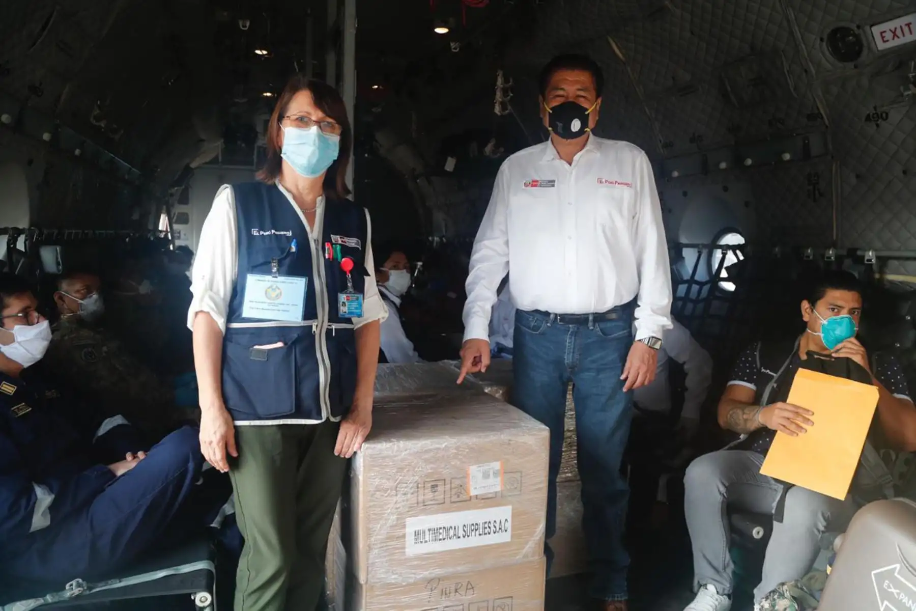 El ministro de Vivienda, Rodolfo Yáñez y la jefa del Comando COVID-19, Pilar Mazzetti, viajan a las regiones de Piura y Tumbes trasladando pruebas para la detección del coronavirus.
Foto: Ministerio de Vivienda