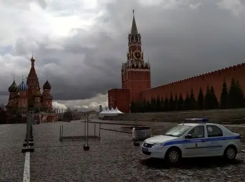 Vista del Mausoleo de Lenin (d) y la Catedral de San Basilio (i) en la Plaza Roja de Moscú, Rusia. Foto: EFE