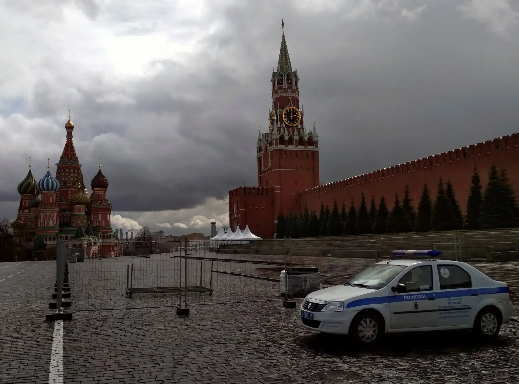 Vista del Mausoleo de Lenin (d) y la Catedral de San Basilio (i) en la Plaza Roja de Moscú, Rusia. Foto: EFE