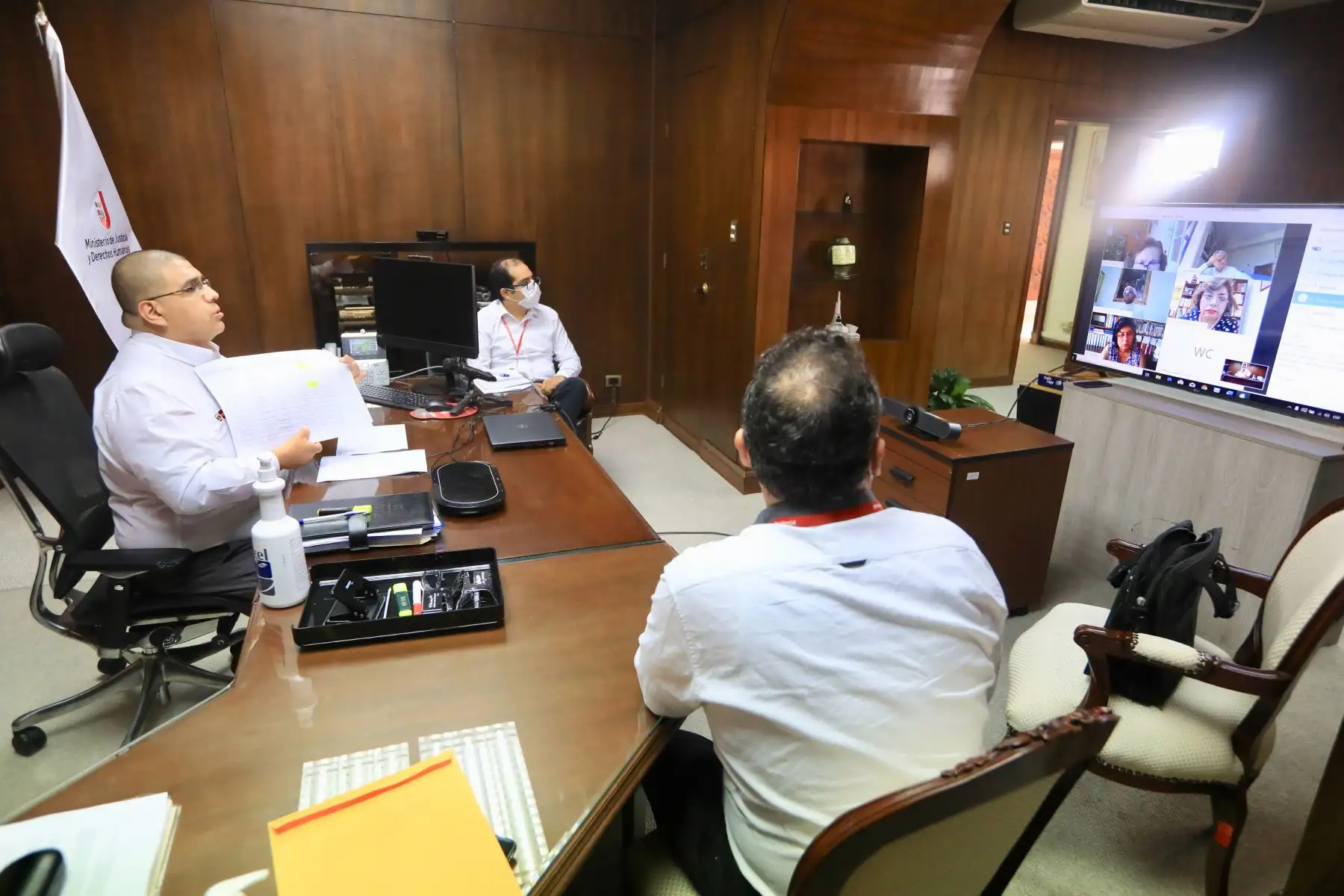Ministro de Justicia Fernando Castañeda se reúne con titulares del Sistema de Justicia y entidades religiosas para dar a conocer propuesta que contribuirá a mitigar el hacinamiento en las cárceles

Foto: MINJUS