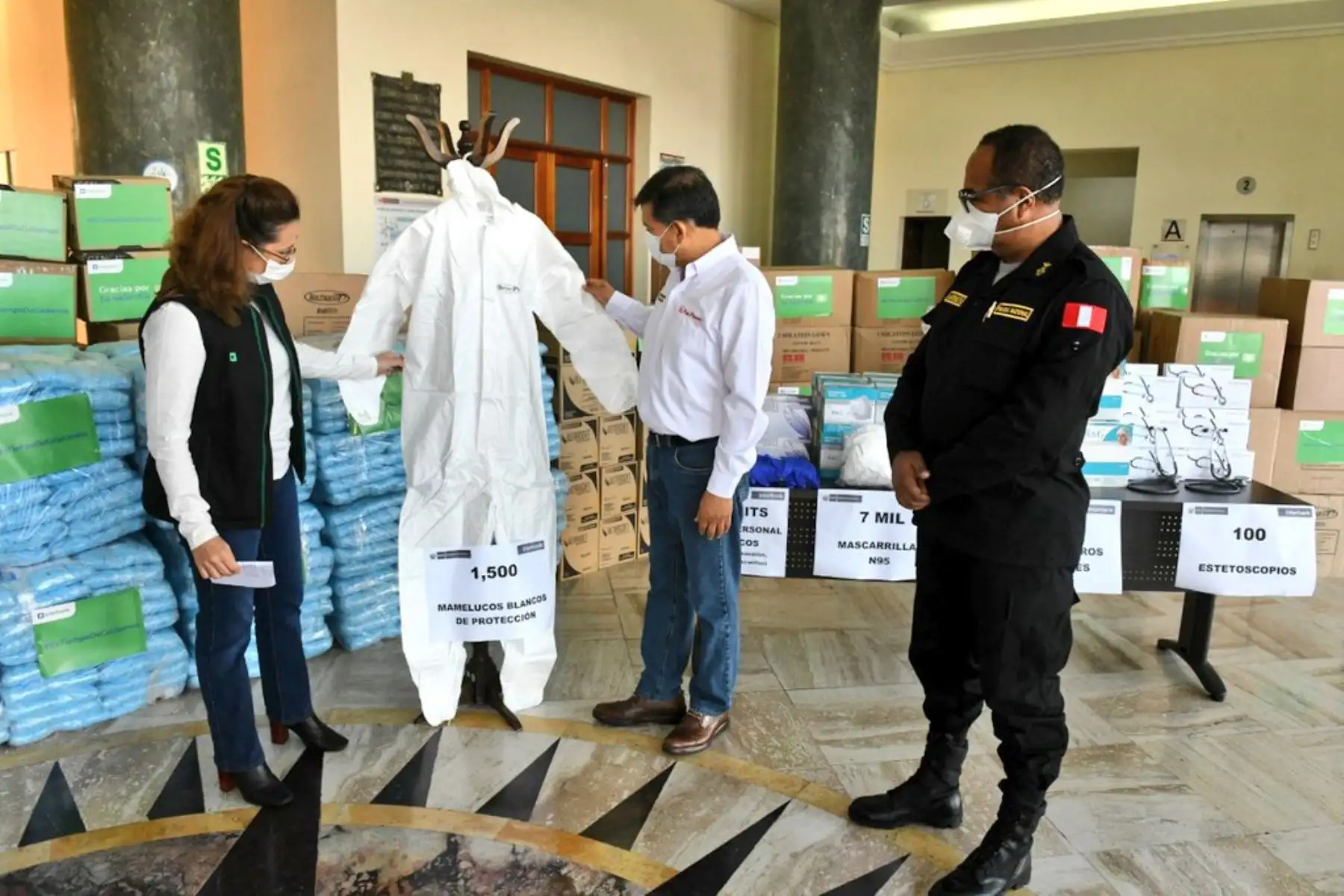 Ministro del Interior, Carlos Morán, recibe donación de equipos de protección personal e implementos médicos para la Sanidad de la Policía Nacional.Foto: MININTER