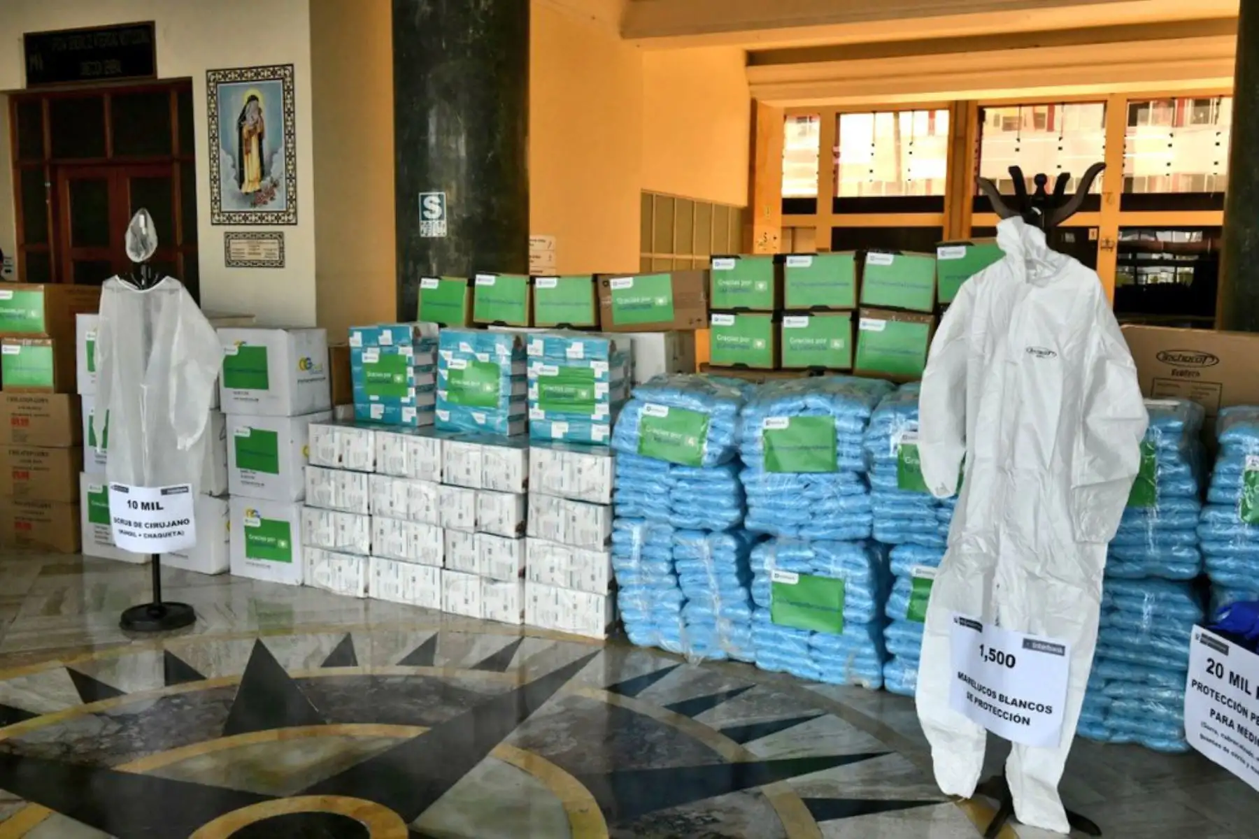 Ministro del Interior, Carlos Morán, recibe donación de equipos de protección personal e implementos médicos para la Sanidad de la Policía Nacional.Foto: MININTER