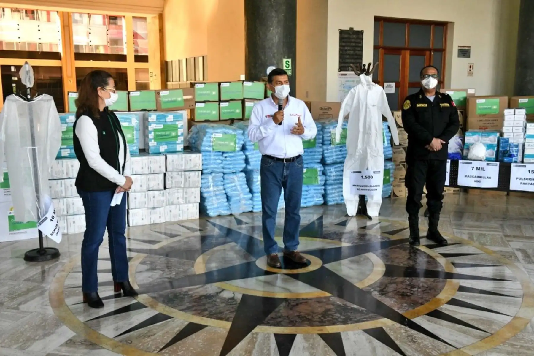 Ministro del Interior, Carlos Morán, recibe donación de equipos de protección personal e implementos médicos para la Sanidad de la Policía Nacional.Foto: MININTER