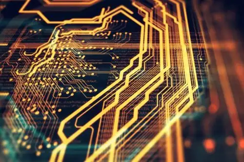 Para cuidar de la seguridad en línea, los usuarios deben evitar compartir o hacer clic en enlaces sospechosos que encuentren en redes sociales.