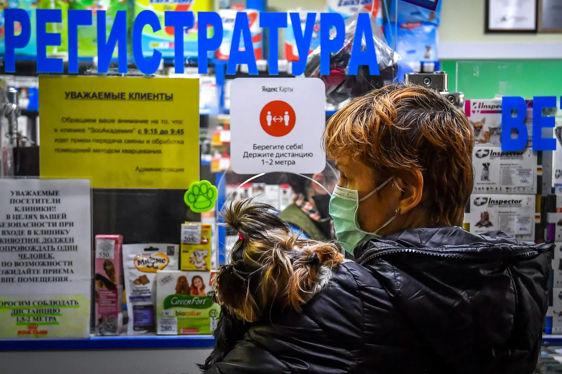 Una mujer que usa una máscara facial sostiene a su perro mientras visita la clínica veterinaria "ZooAcademy" en Moscú, durante un estricto encierro en Rusia para detener la propagación del coronavirus COVID-19. 
Foto: AFP