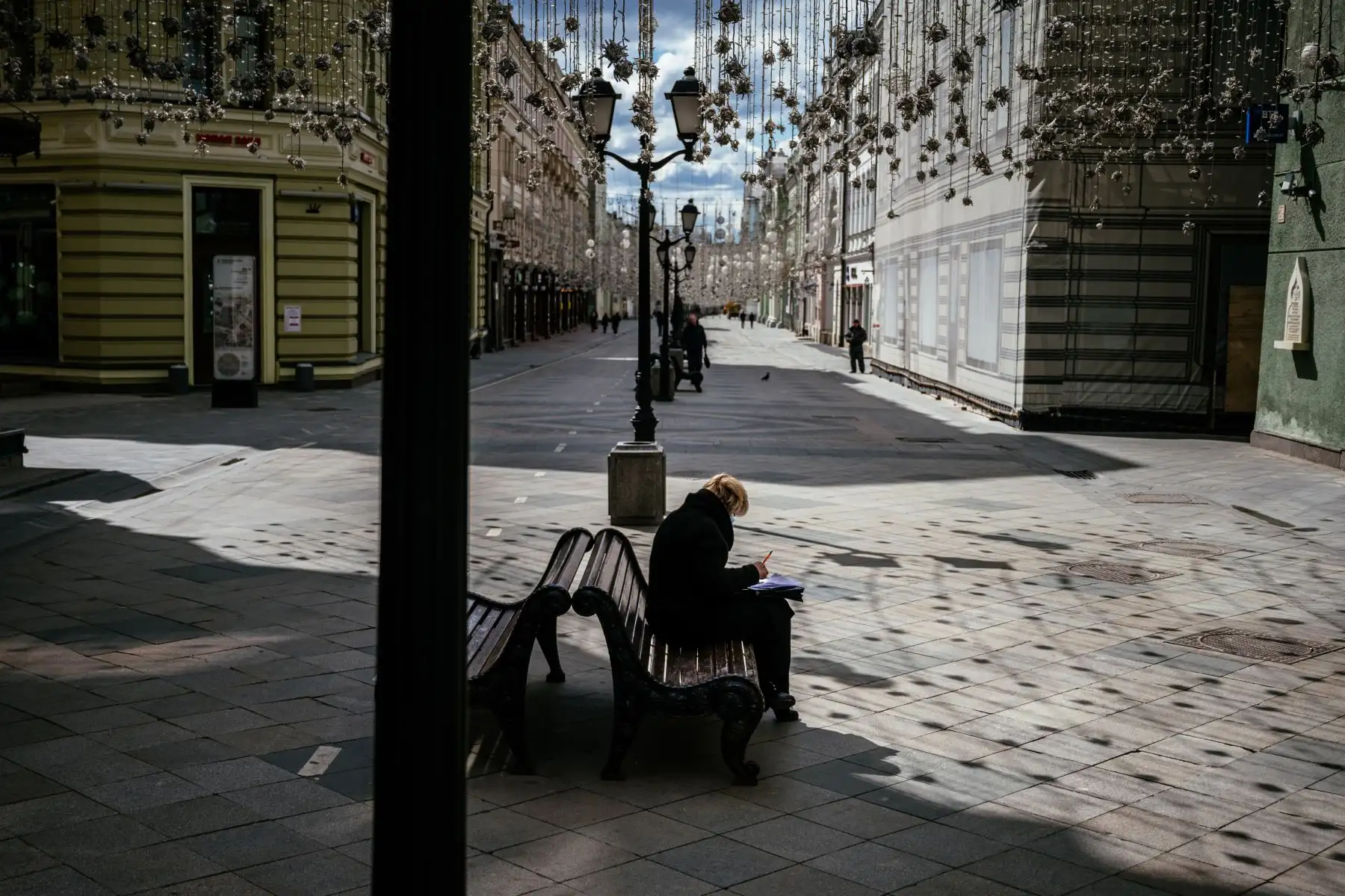 Una mujer se sienta en un banco en el centro de Moscú, durante un estricto encierro en Rusia para detener la propagación del nuevo coronavirus COVID-19. 
Foto: AFP
