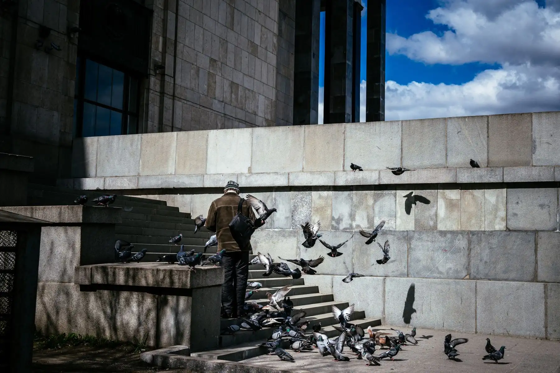Un hombre alimenta palomas en el centro de Moscú, durante un estricto encierro en Rusia para detener la propagación del nuevo coronavirus COVID-19. 
Foto : AFP