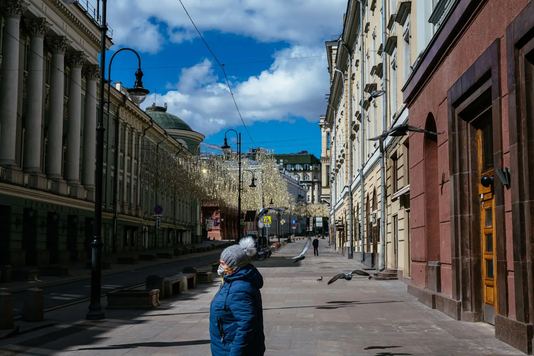 Una mujer camina por una calle desierta en el centro de Moscú, durante un estricto encierro en Rusia para detener la propagación del nuevo coronavirus COVID-19. 
Foto : AFP