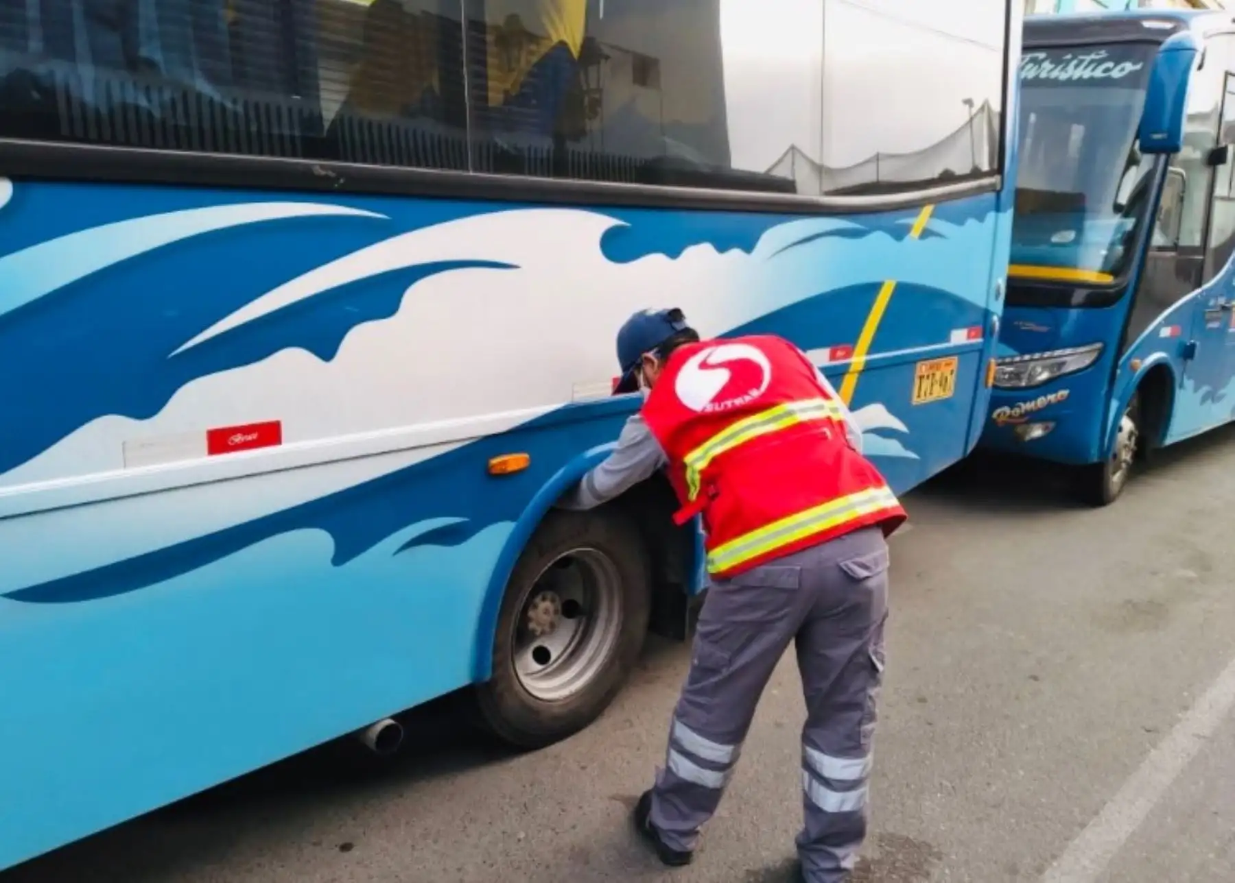 La Sutran supervisó las condiciones del vehículo que realizó el traslado humanitario de pasajeros desde Ica a la ciudad de Huaraz, capital de la región Áncash, en cumplimiento de la labor que emprende el Gobierno para retornar a sus regiones a compatriotas que quedaron varados durante el Estado de Emergencia Nacional debido a la pandemia de coronavirus covid-19.