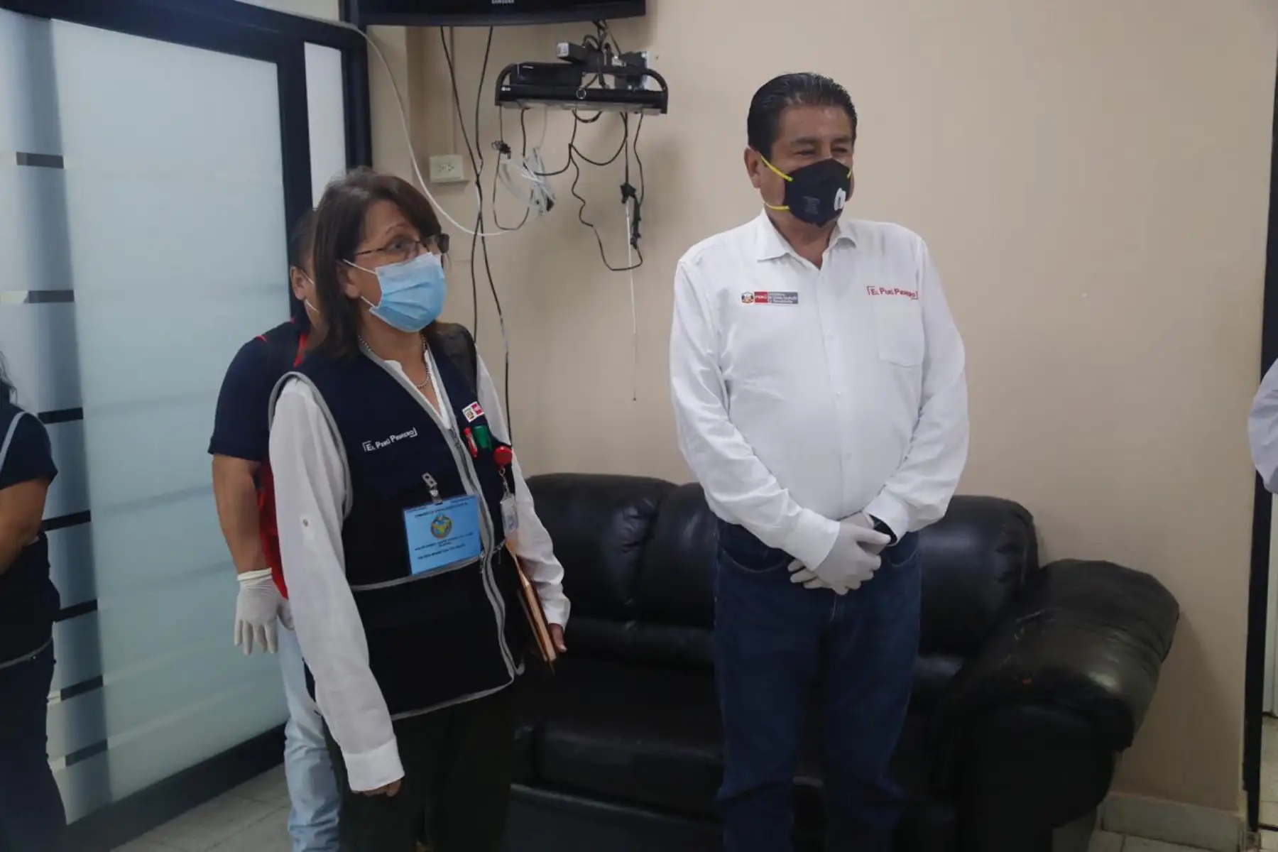 El ministro de Vivienda, Rodolfo Yáñez y la jefa del Comando COVID-19, Pilar Mazzetti, viajan a las regiones de Piura y Tumbes trasladando pruebas para la detección del coronavirus.
Foto: Ministerio de Vivienda