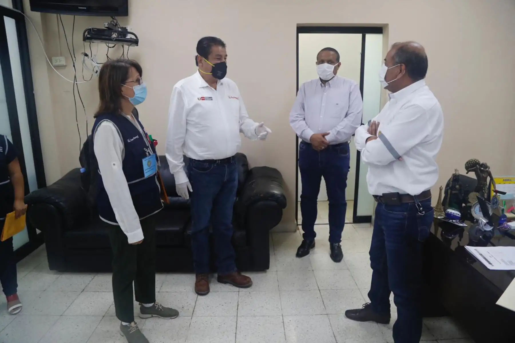 El ministro de Vivienda, Rodolfo Yáñez y la jefa del Comando COVID-19, Pilar Mazzetti, viajan a las regiones de Piura y Tumbes trasladando pruebas para la detección del coronavirus.
Foto: Ministerio de Vivienda