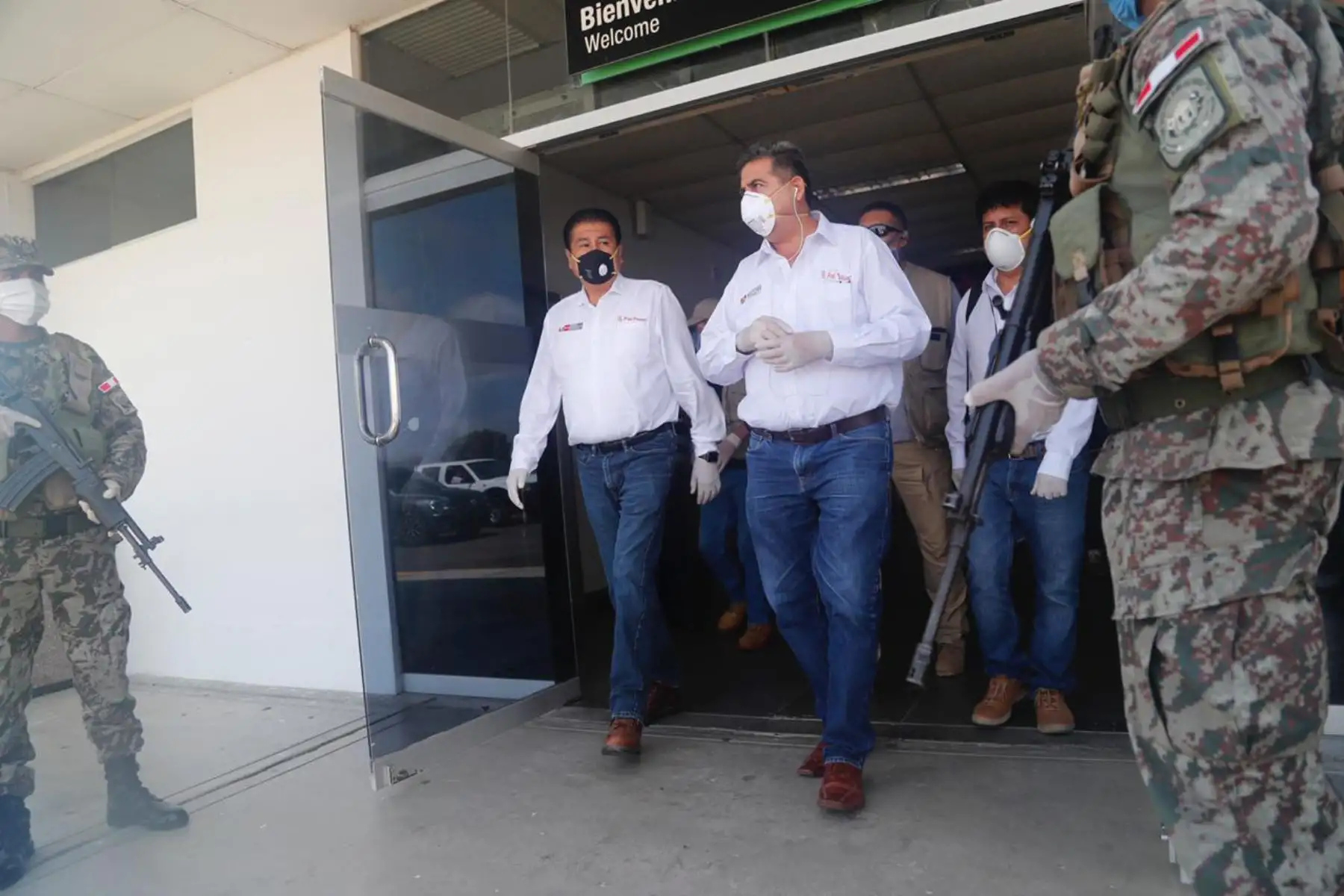 El ministro de Vivienda, Rodolfo Yáñez y la jefa del Comando COVID-19, Pilar Mazzetti, viajan a las regiones de Piura y Tumbes trasladando pruebas para la detección del coronavirus.
Foto: Ministerio de Vivienda