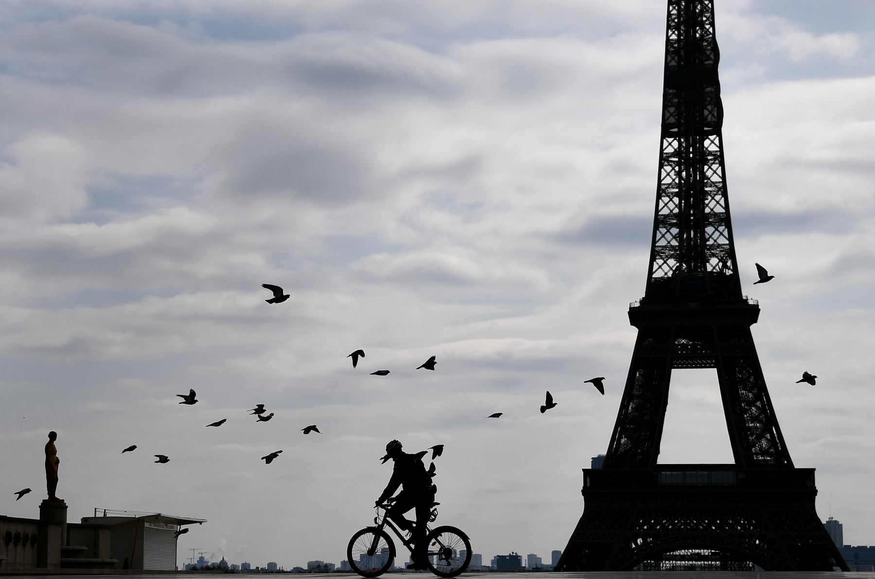 Un oficial de policía se traslada en bicicleta después de llevar a cabo controles a las personas cercanas a la Torre Eiffel, en París, para frenar la propagación de covid-19. Foto: AFP