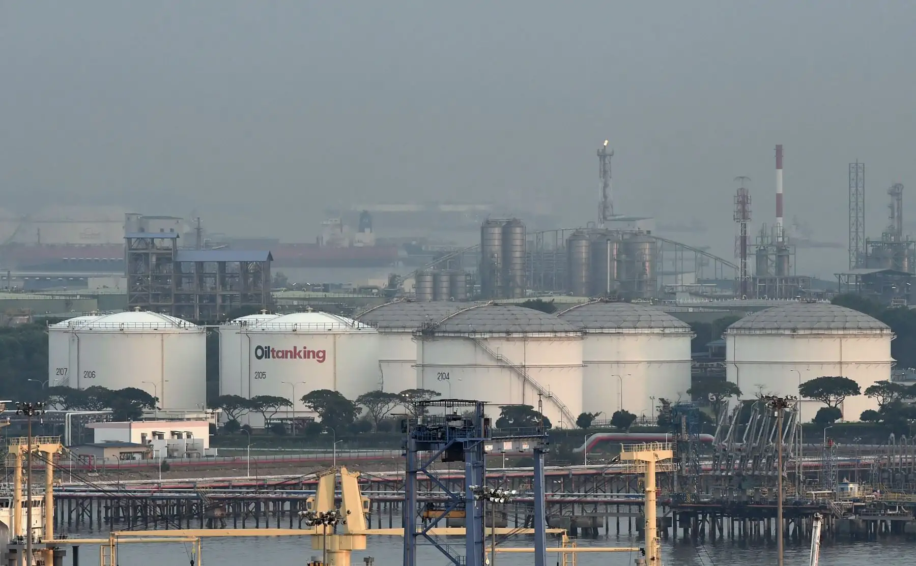 Esta foto de archivo tomada el 20 de abril de 2016 muestra tanques de almacenamiento de petróleo en la isla Jurong frente a Singapur. Foto: AFP