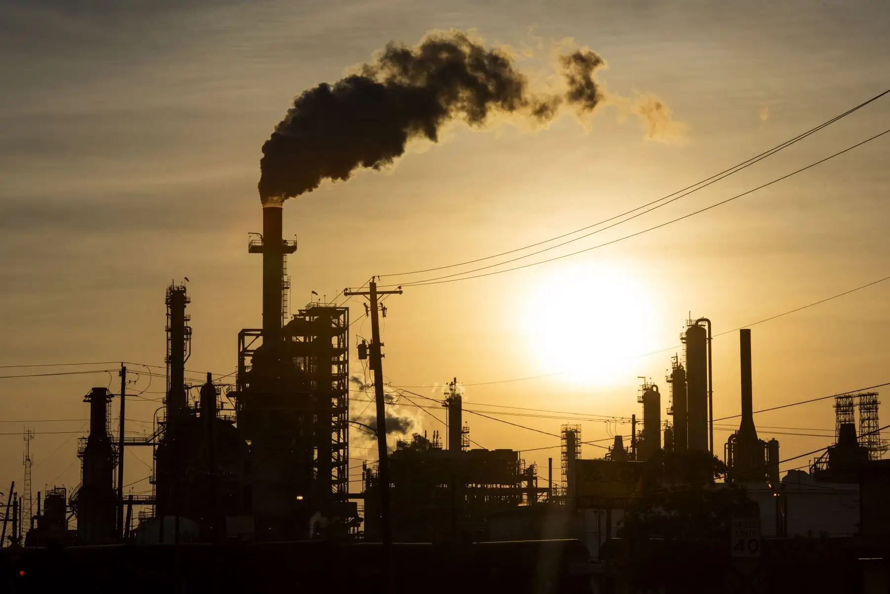 El sol se pone detrás del humo que sale de la planta de refinación LyondellBasell-Houston, Texas. Foto: AFP
