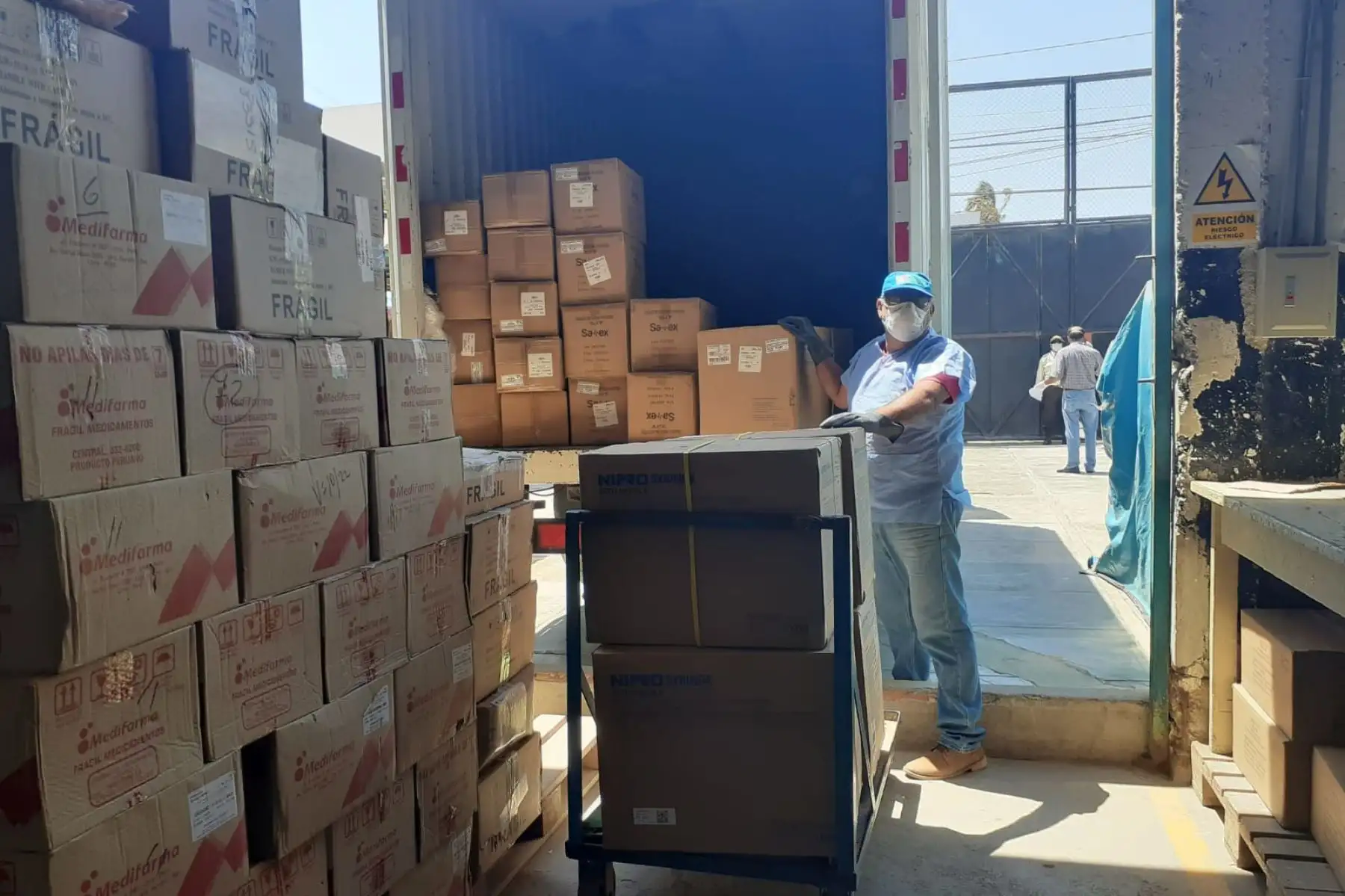 EsSalud envía nuevo cargamento con Equipos de Protección Personal e insumos médicos para combatir el Covid-19. Foto: ANDINA/Essalud.