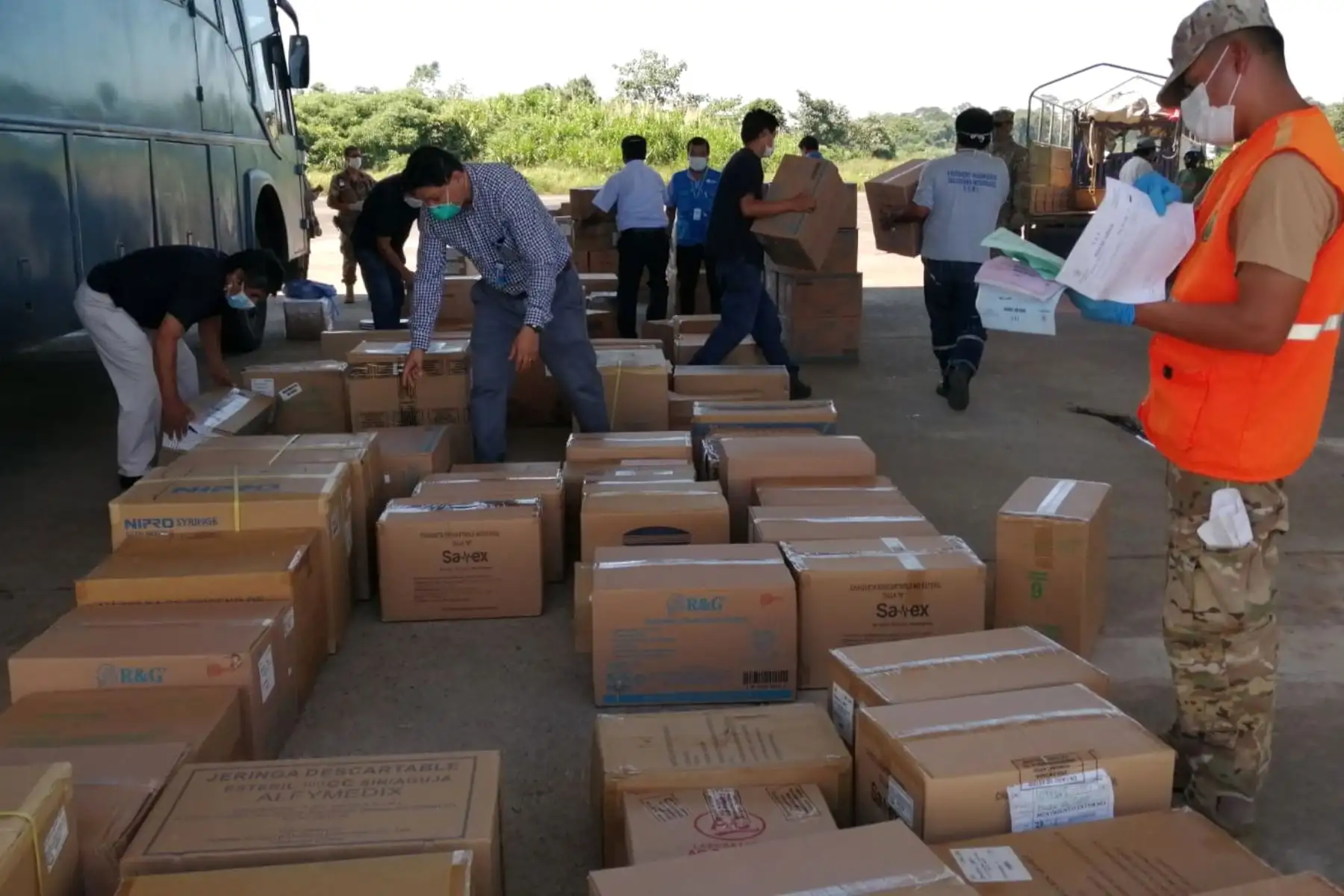 EsSalud envía nuevo cargamento con Equipos de Protección Personal e insumos médicos para combatir el Covid-19. Foto: ANDINA/Essalud.