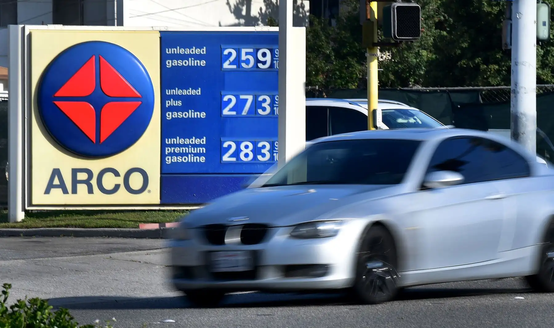 Los automovilistas superan los bajos precios vistos en una estación de servicio en Los Ángeles, California, el 21 de abril de 2020, un día después de que los precios del petróleo cayeron. Foto: AFP