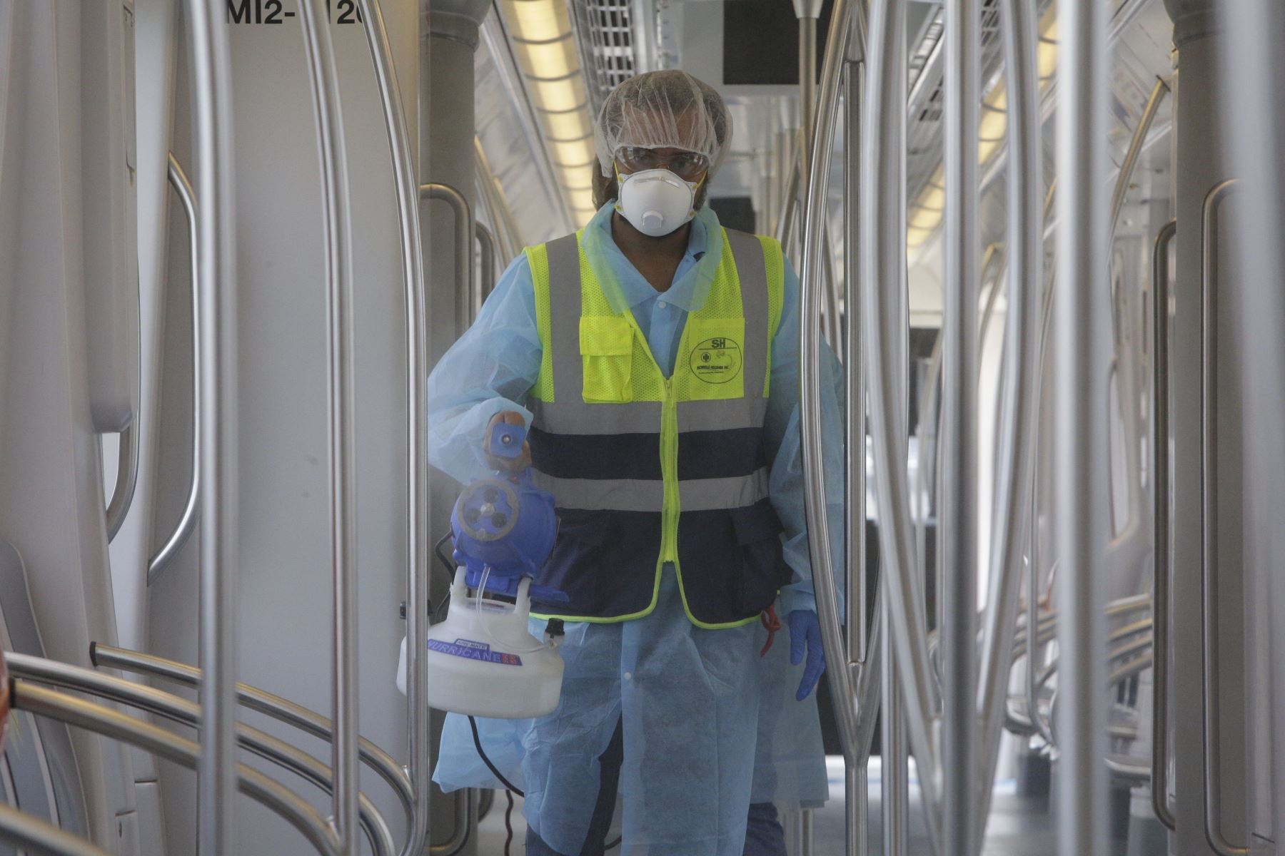 Personal sanitario desinfecta un vagón como medida de prevención contra el coronavirus en Ciudad de Panamá. Foto: EFE