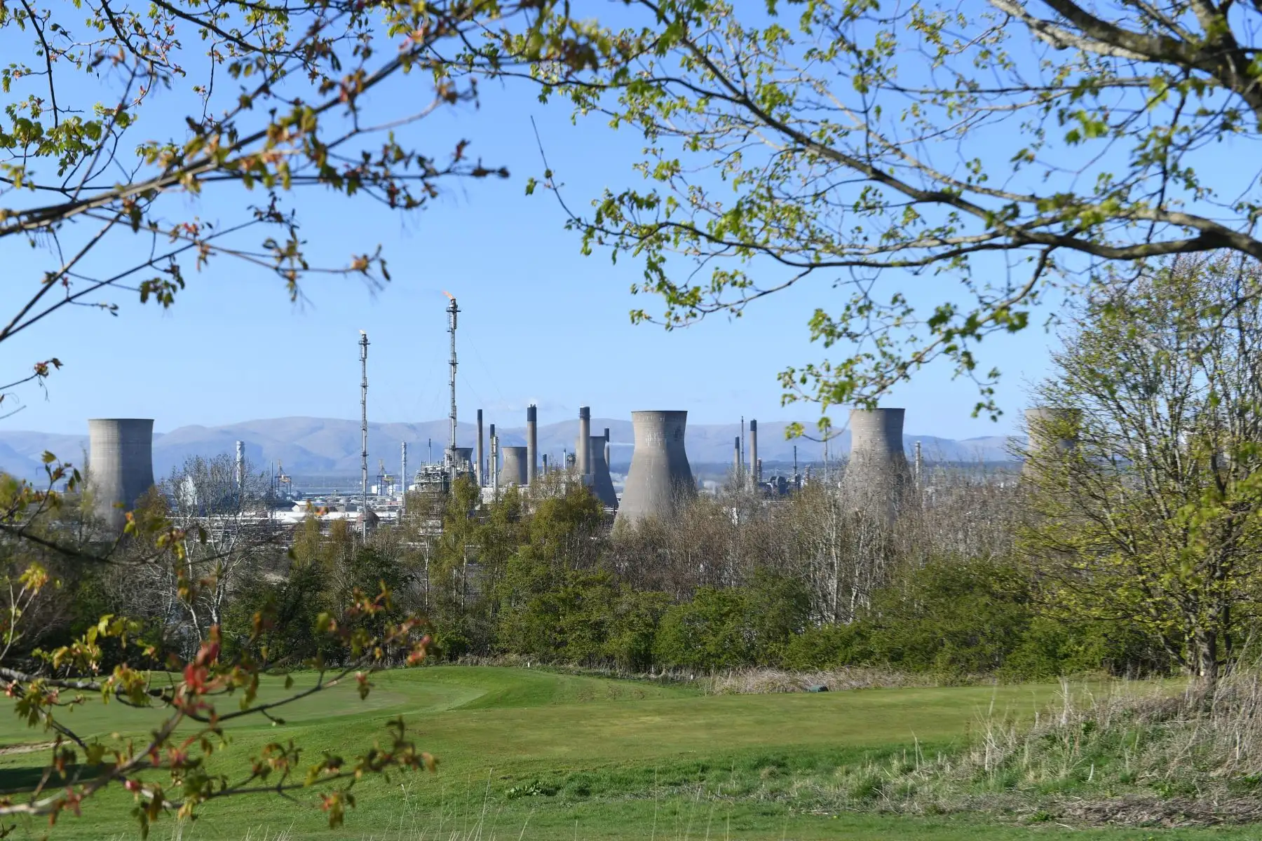 Se muestra una vista general del complejo de refinería Grangemouth en el Firth of Forth en Grangemouth, Escocia, el 21 de abril de 2020. Foto: AFP