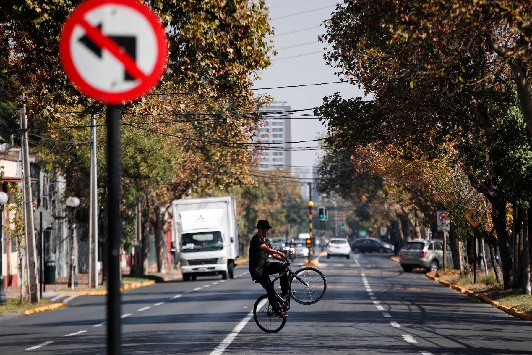 Un ciclista hace trucos en una calle casi vacía en la comuna de Providencia en Santiago (Chile). Foto: EFE