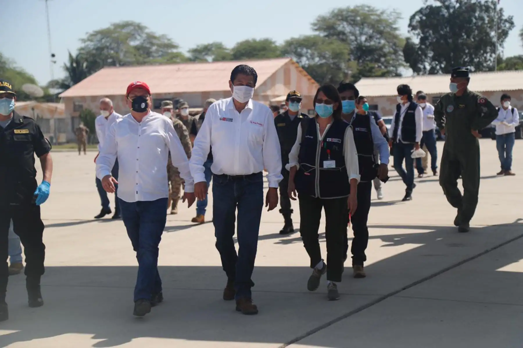 El ministro de Vivienda, Rodolfo Yáñez y la jefa del Comando COVID-19, Pilar Mazzetti, llegan a la  región de Piura trasladando pruebas para la detección del coronavirus.
Foto: Ministerio de Vivienda