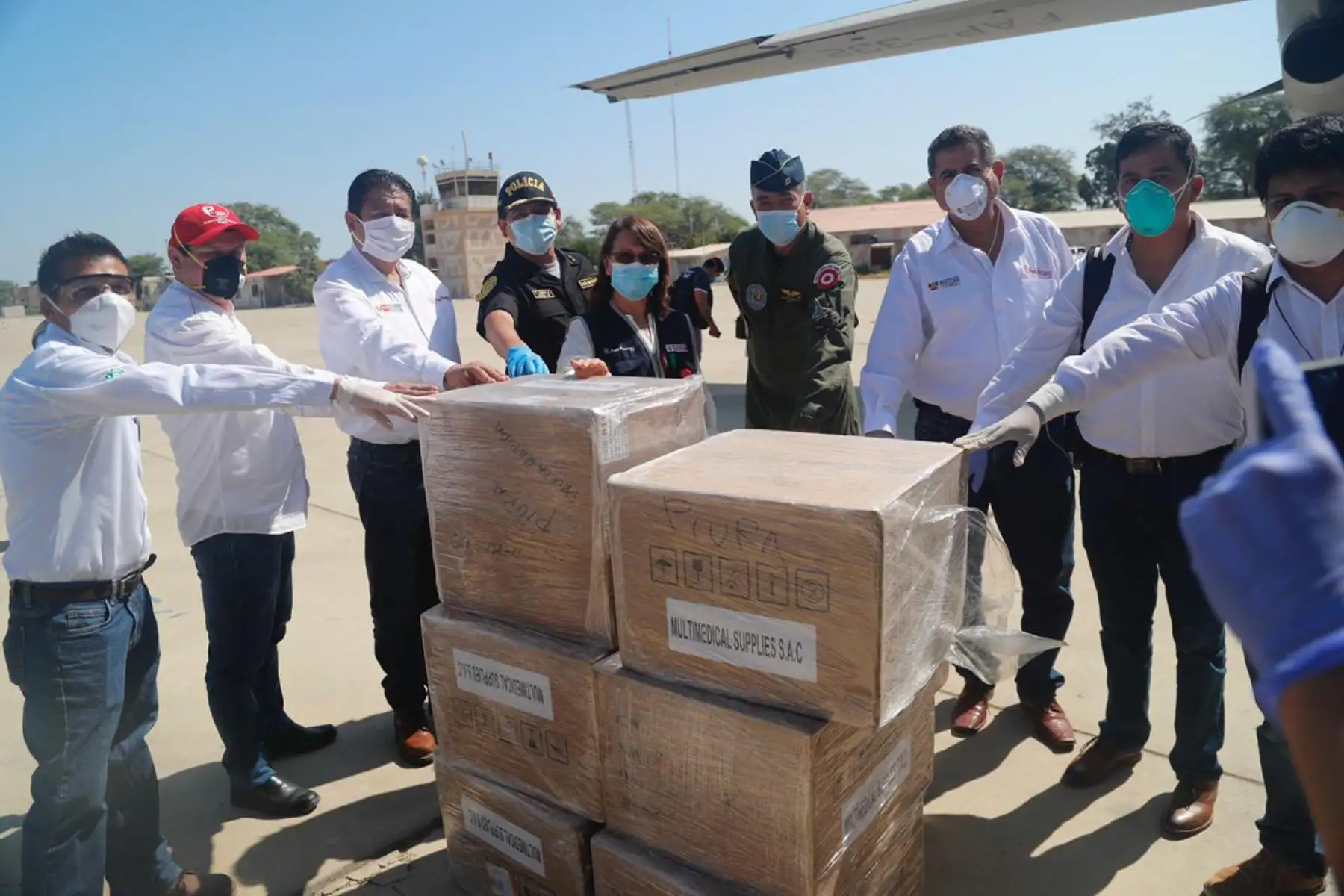 El ministro de Vivienda, Rodolfo Yáñez y la jefa del Comando COVID-19, Pilar Mazzetti, llegan a la  región de Piura trasladando pruebas para la detección del coronavirus.
Foto: Ministerio de Vivienda