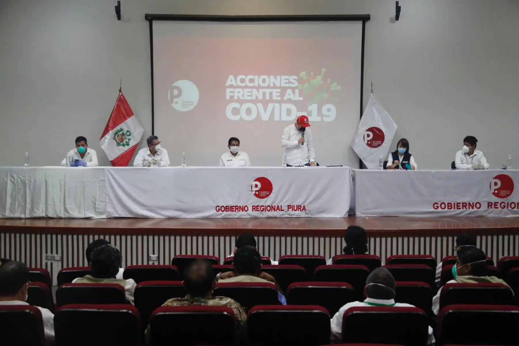 Reunión de trabajo entre  la jefa del Comando de Operaciones COVID 19, Pilar Mazzetti, el ministro de Vivienda , Rodolfo Yañez 
 y el gobernador, Servando García acordaron que un equipo del Minsa llegue a Piura para reforzar las acciones que eviten el crecimiento del contagio.
Foto: Ministerio de Vivienda
