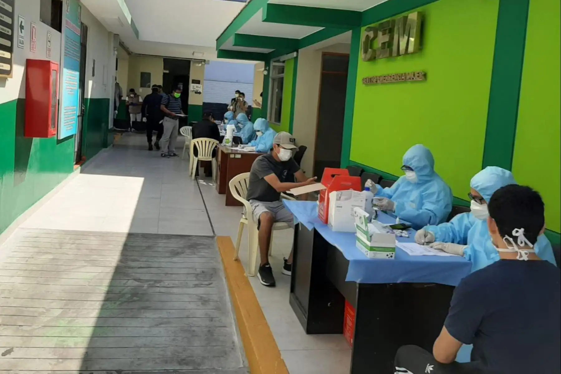Más de 2000 agentes de comisarías y unidades especializadas de la Policía Perú pasaron por pruebas rápidas de descarte para COVIDー19. Las tomas se realizaron en cinco sedes policiales de Lima Metropolitana y Lima Provincias. Foto: ANDINA/ @MininterPeru.