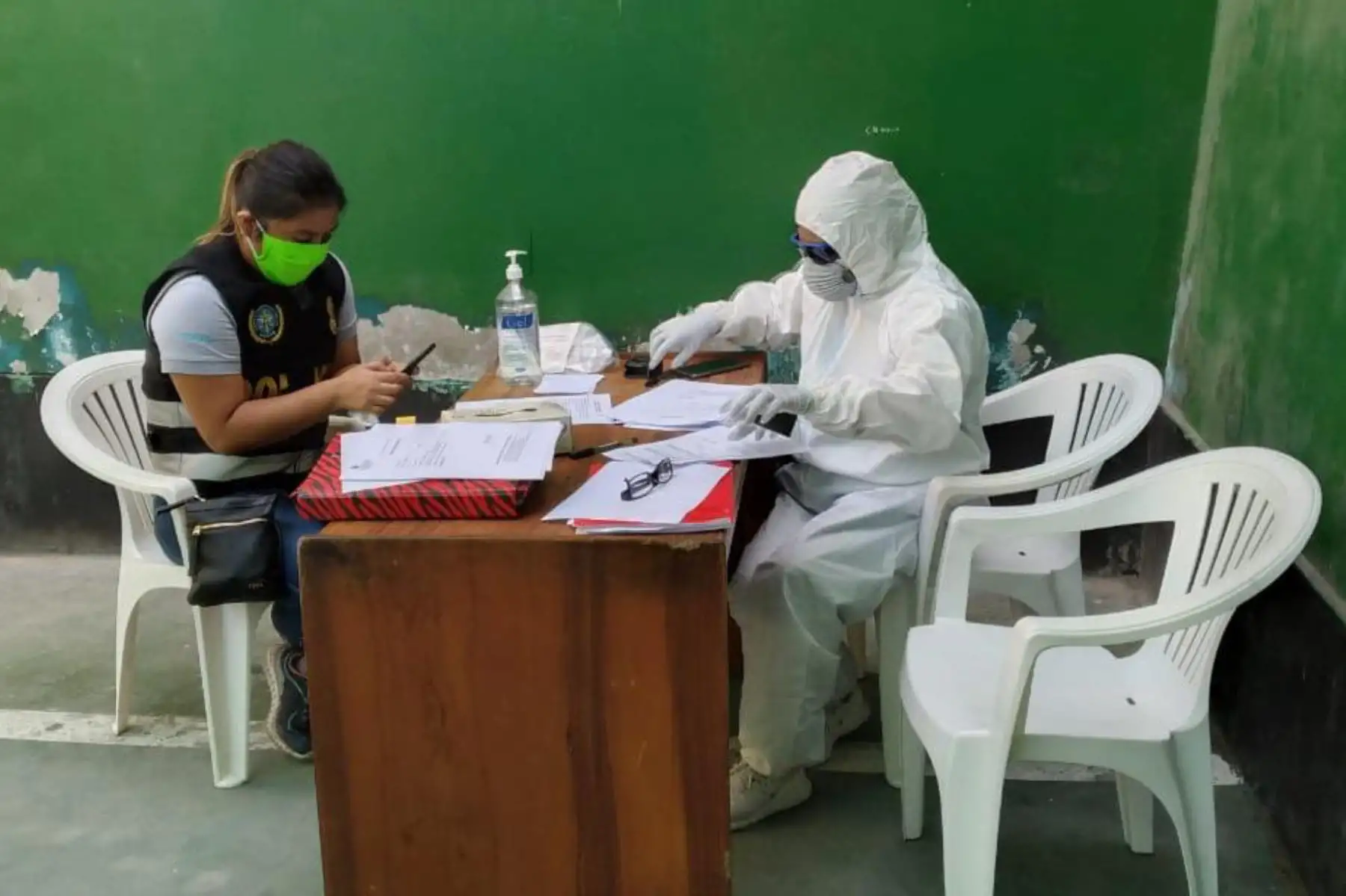 Más de 2000 agentes de comisarías y unidades especializadas de la Policía Perú pasaron por pruebas rápidas de descarte para COVIDー19. Las tomas se realizaron en cinco sedes policiales de Lima Metropolitana y Lima Provincias. Foto: ANDINA/ @MininterPeru.