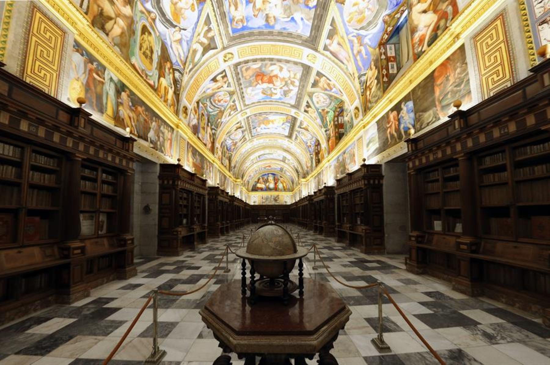 ¿Y si visitamos espectaculares bibliotecas por el Día del Libro?