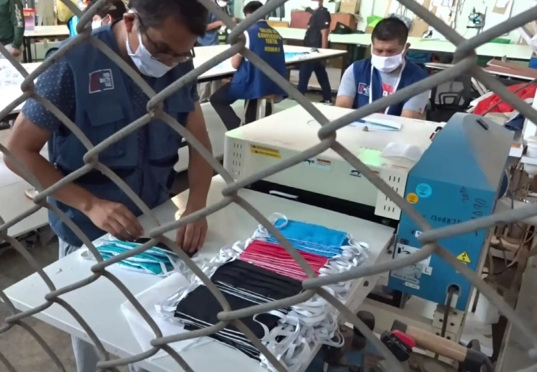 Internos del establecimiento penal de Chincha, en Ica, intensifican la producción de mascarillas ante la mayor demanda de estos productos para evitar el contagio del coronavirus. ANDINA/Difusión