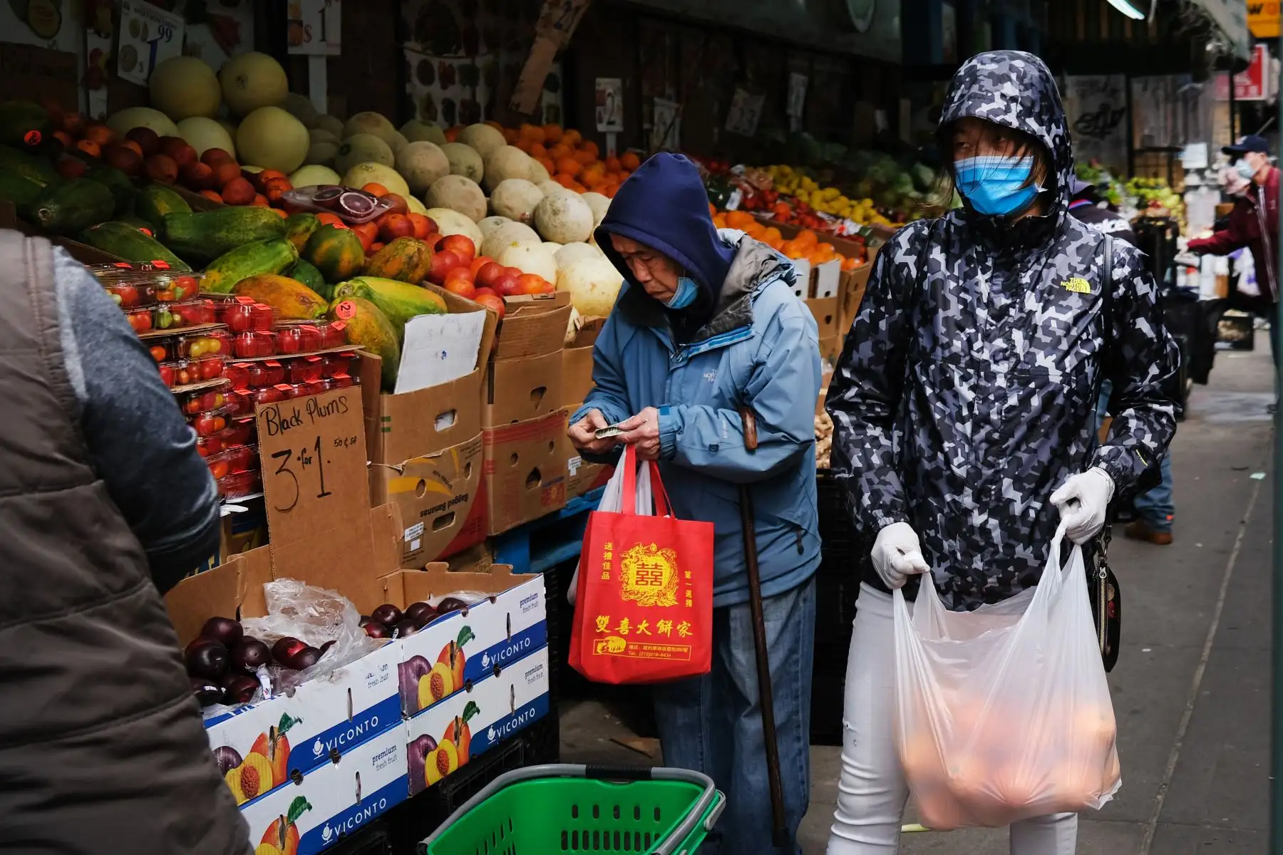 La gente compra en uno de los pocos mercados restantes que aún están abiertos en Chinatown, ya que el coronavirus mantiene los mercados financieros y las empresas en su mayoría cerrados. Foto: AFP