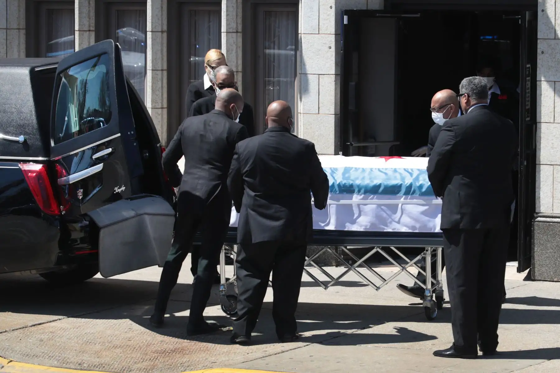 El ataúd del sargento Clifford Martin, un veterano de 25 años del Departamento de Policía de Chicago, es puesto en un coche fúnebre después de su funeral. Foto: AFP