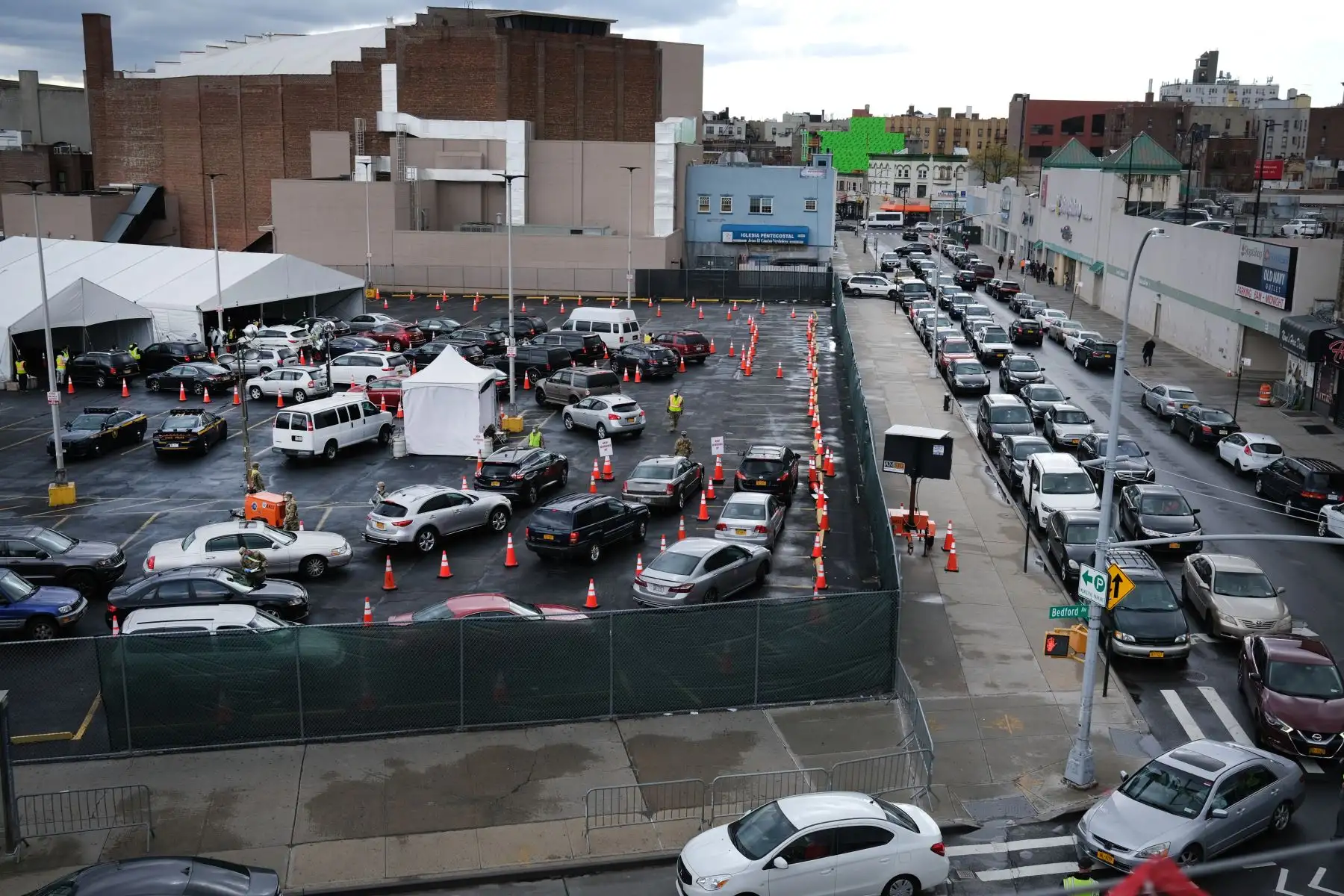 Una gran cantidad de automóviles se alinean en un sitio de prueba de coronavirus recientemente inaugurado el 21 de abril de 2020 en el distrito de Brooklyn de la ciudad de Nueva York. Foto: AFP