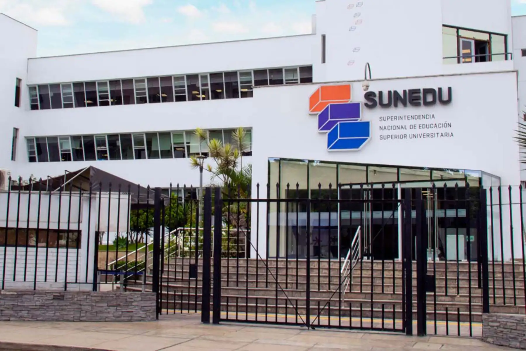 La Sunedu tiene el mandato de asegurar que en 30 días las universidades públicas y privadas ofrezcan una educación a distancia que cumpla estándares básicos de calidad. INTERNET/Medios