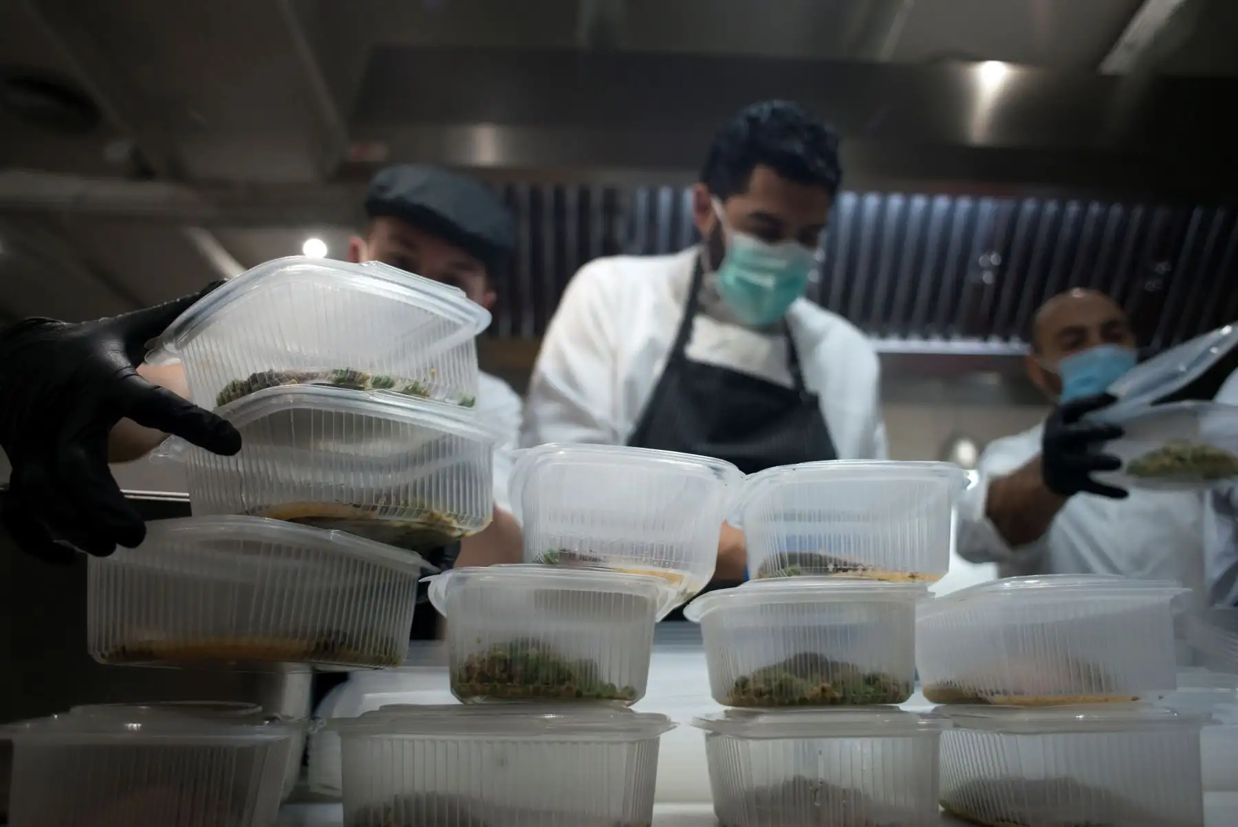 Cocineros preparan alimentos para personas necesitadas en Ronda durante una campaña de distribución de alimentos en medio de un bloqueo nacional para evitar la propagación del coronavirus COVID-19. Foto: AFP