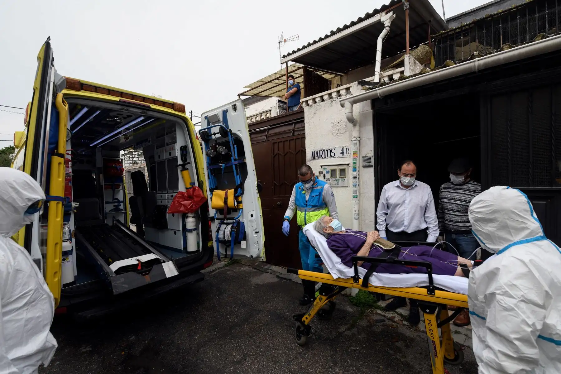 Los trabajadores sanitarios de la unidad UVI-6 de los Servicios de Emergencias Médicas de Madrid escoltan a un paciente sospechoso de COVID-19. Foto: AFP