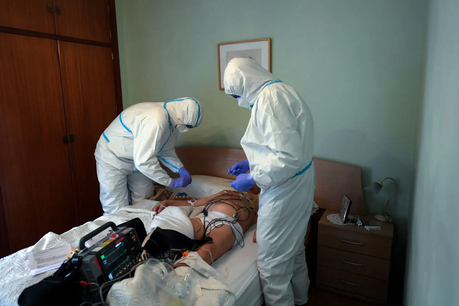 Los trabajadores sanitarios de la unidad UVI-6 de los Servicios de Emergencias Médicas de Madrid, examinan a un hombre que se enfermó en su casa en Madrid. Foto: AFP