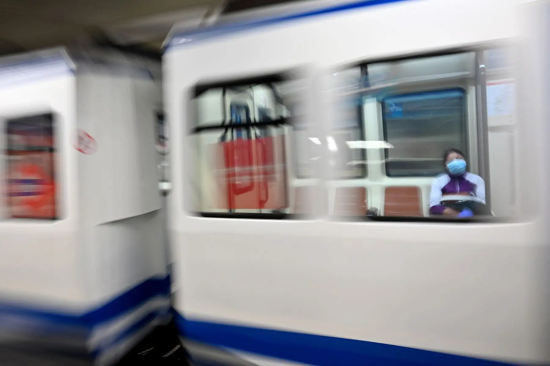 Un viajero que lleva una máscara facial viaja en metro en Madrid el 20 de abril de 2020 durante un cierre nacional para prevenir la propagación de la enfermedad COVID-19. Foto: AFP