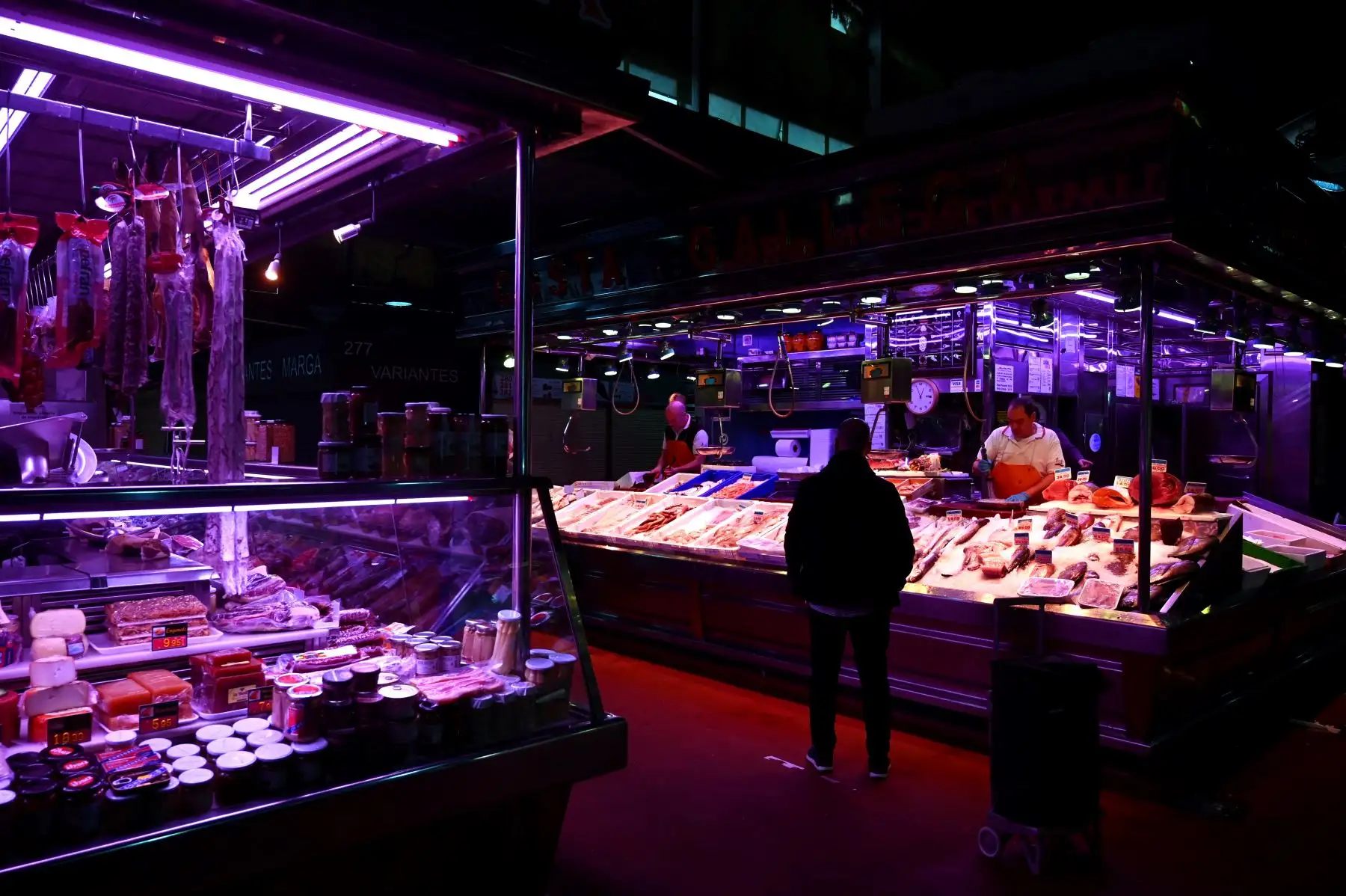 Un cliente compra en el mercado de Cebada en Madrid el 21 de abril de 2020 en medio de un cierre nacional para combatir la propagación del nuevo coronavirus. Foto: AFP