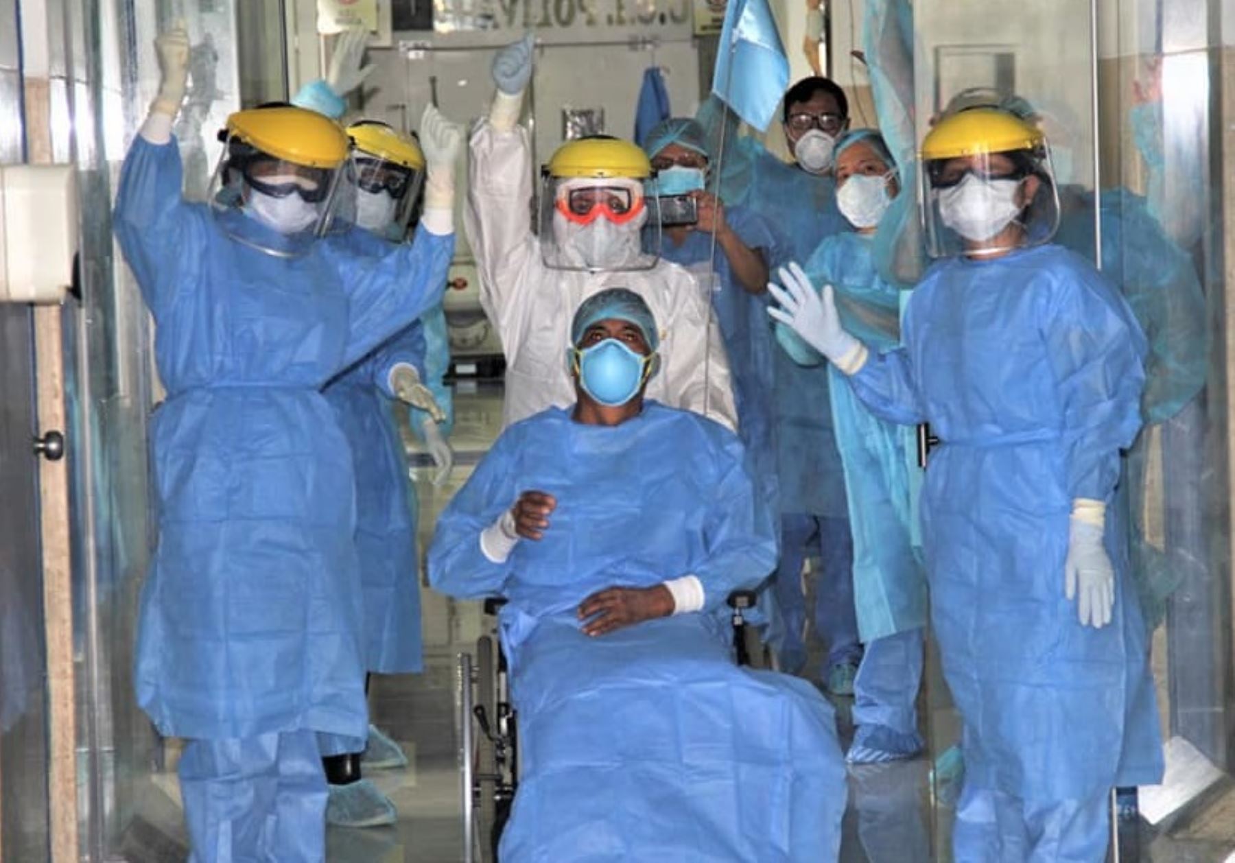 Hospital Militar Central del Ejército del Perú da de alta a su primer paciente recuperado por coronavirus.