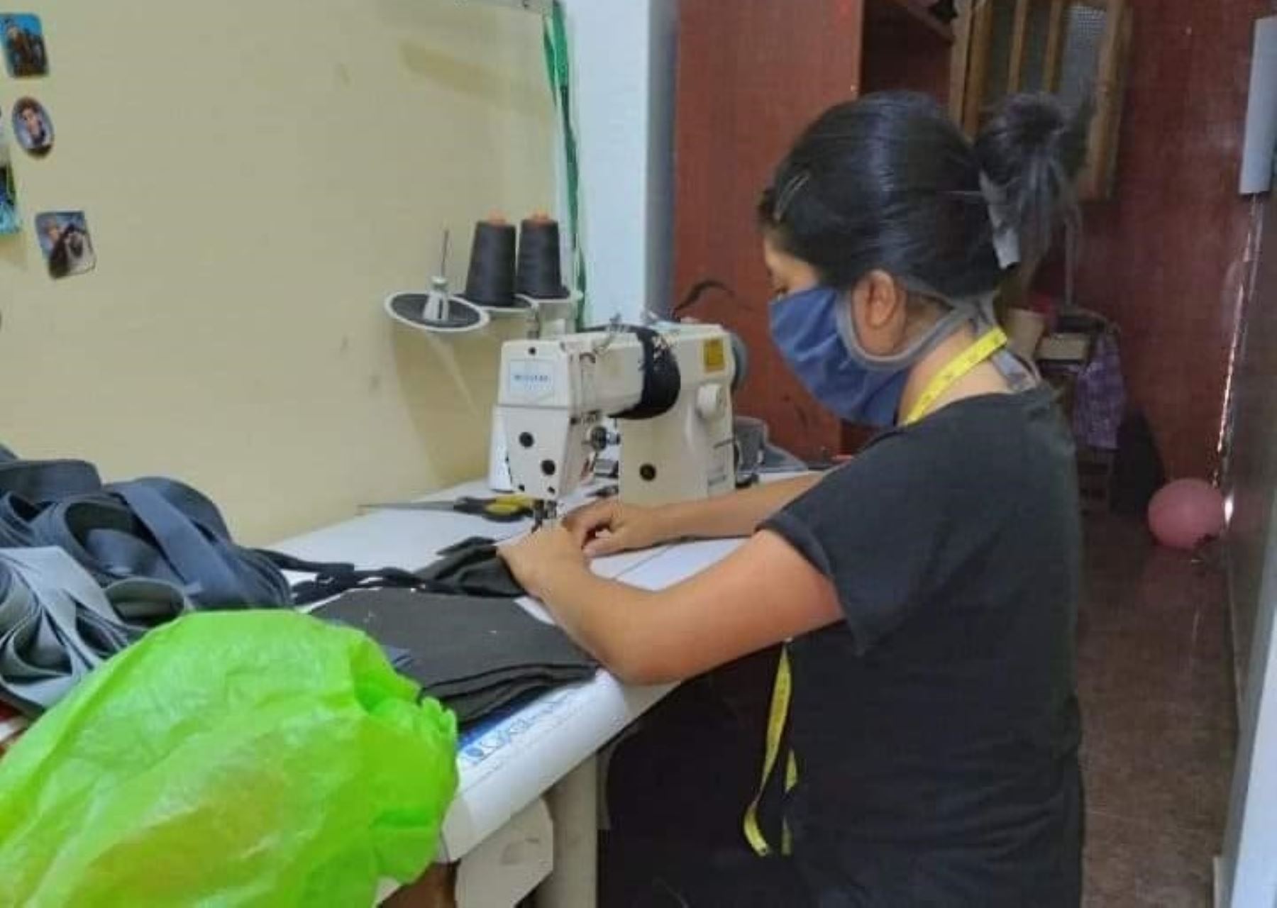 Mujeres emprendedoras de Cañete se unen para confeccionar 20,000 mascarillas que ayudan a prevenir el contagio del coronavirus. ANDINA/Difusión