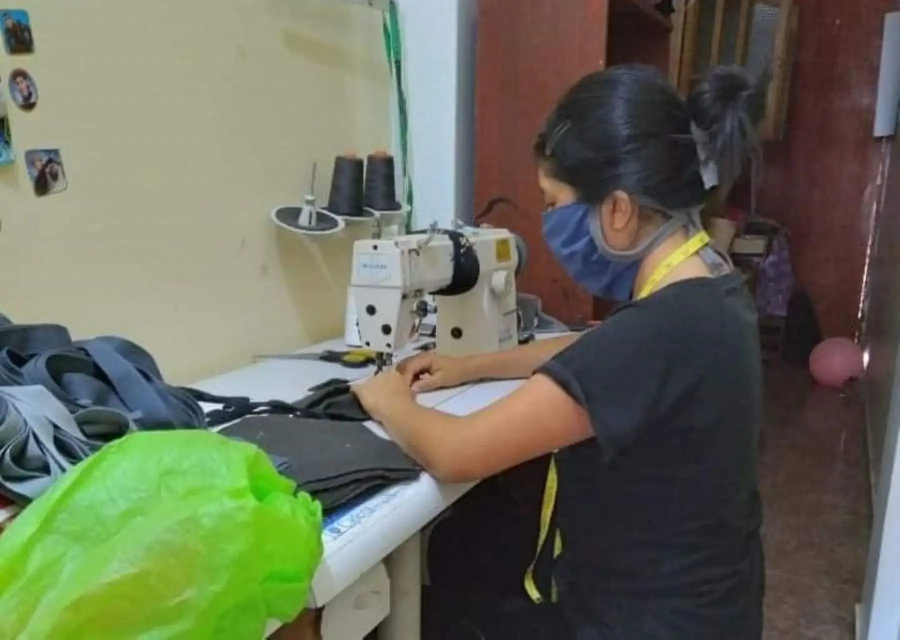 Mujeres emprendedoras de Cañete se unen para confeccionar 20,000 mascarillas que ayudan a prevenir el contagio del coronavirus. ANDINA/Difusión