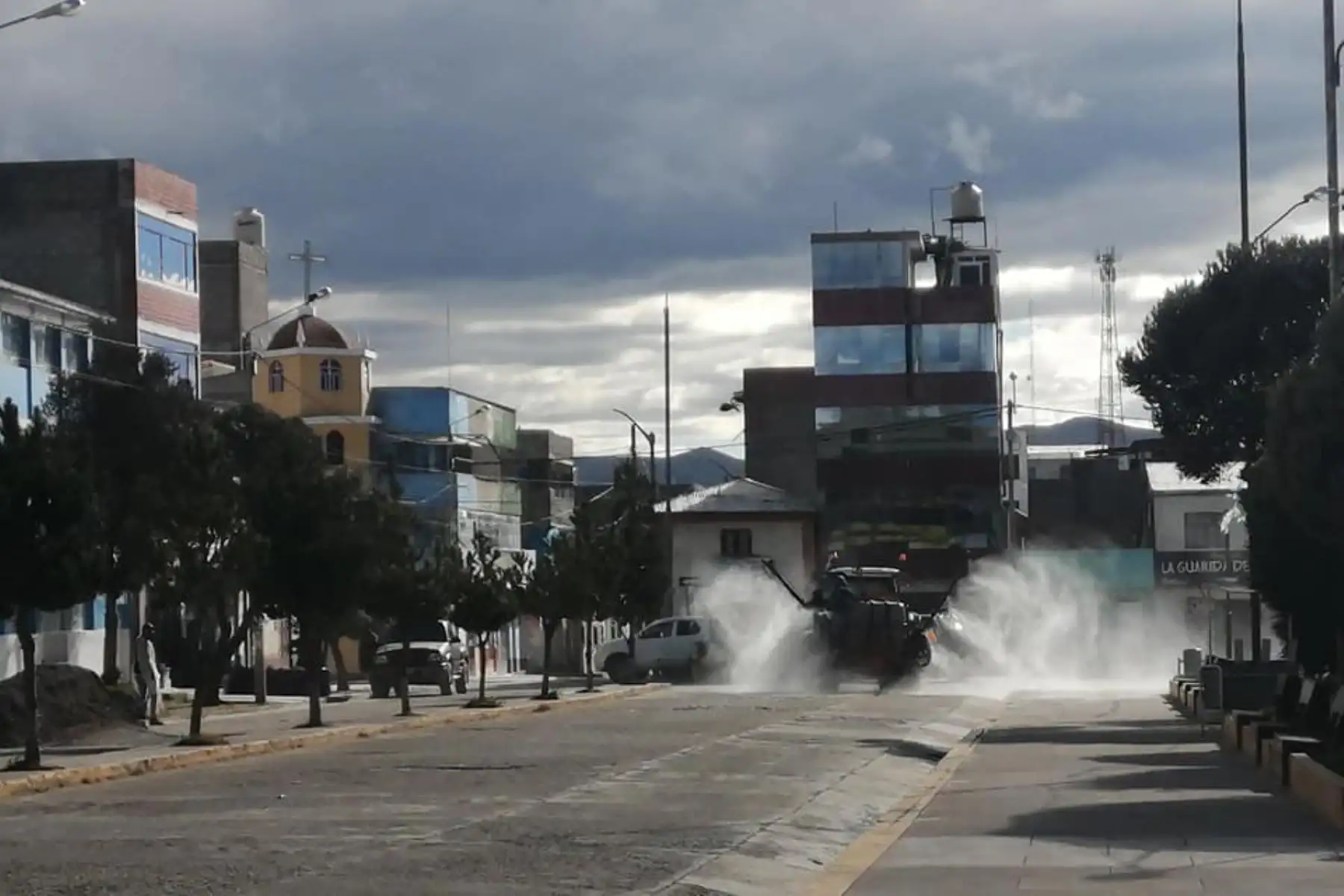 Personal de la Municipalidad de Junín limpió y desinfectó calles de la ciudad tras culminar feria semanal de alimentos que tiene como fin evitar las aglomeraciones en mercados. Foto: ANDINA/Municipalidad de Junín