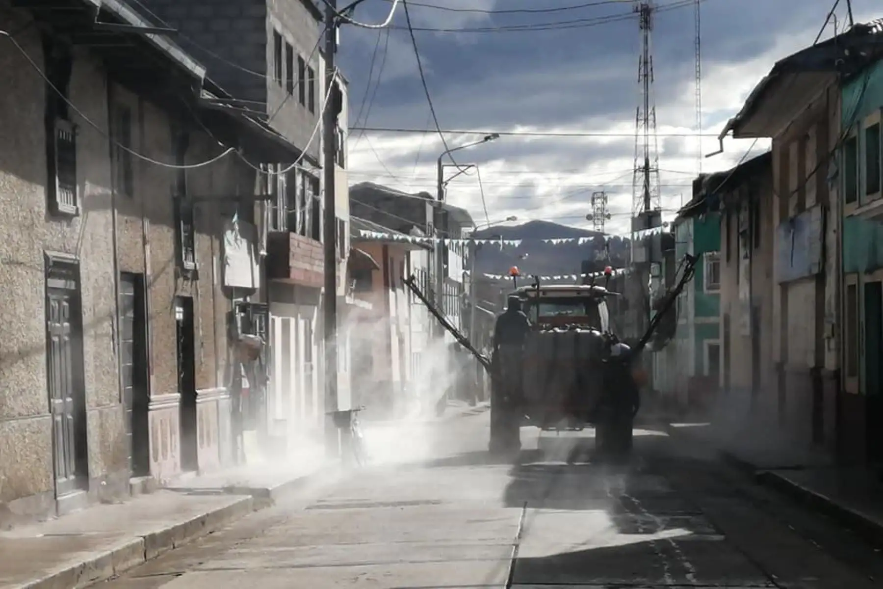 Personal de la Municipalidad de Junín limpió y desinfectó calles de la ciudad a través de camiones. Foto: ANDINA/Municipalidad de Junín