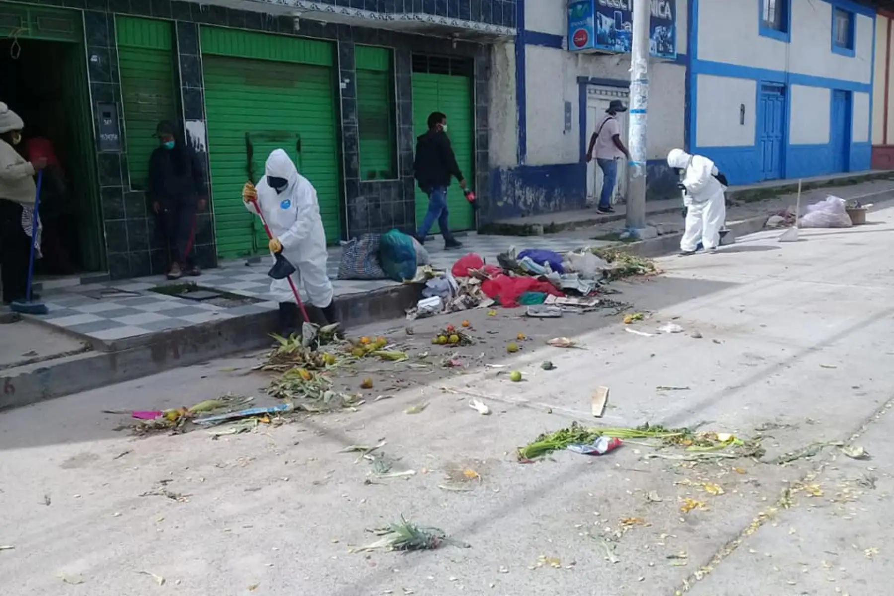 Personal de la Municipalidad de Junín limpió y desinfectó calles de la ciudad tras culminar feria semanal de alimentos que tiene como fin evitar las aglomeraciones en mercados. Foto: ANDINA/Municipalidad de Junín