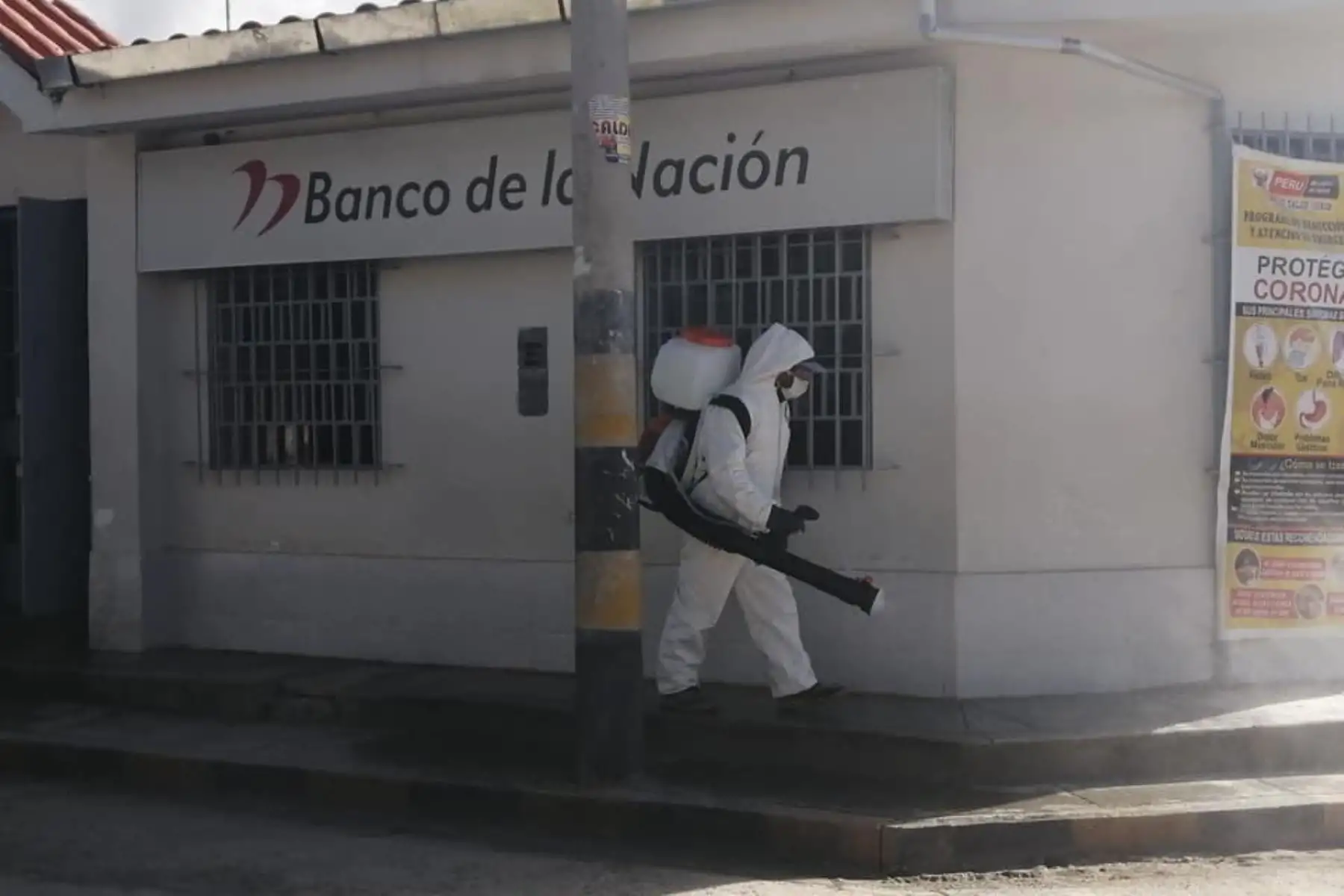 Personal de la Municipalidad de Junín limpió y desinfectó zonas bancarias por donde se concentra gran afluencia de personas. Foto: ANDINA/Municipalidad de Junín