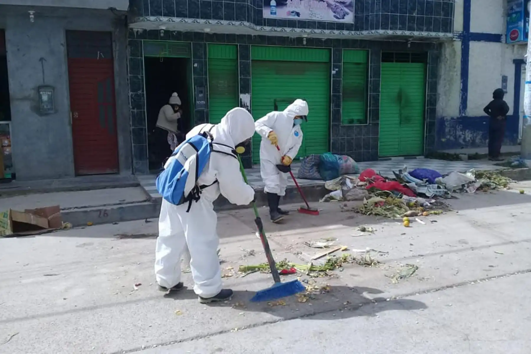 Personal de la Municipalidad de Junín limpió y desinfectó calles de la ciudad tras culminar feria semanal de alimentos que tiene como fin evitar las aglomeraciones en mercados. Foto: ANDINA/Municipalidad de Junín